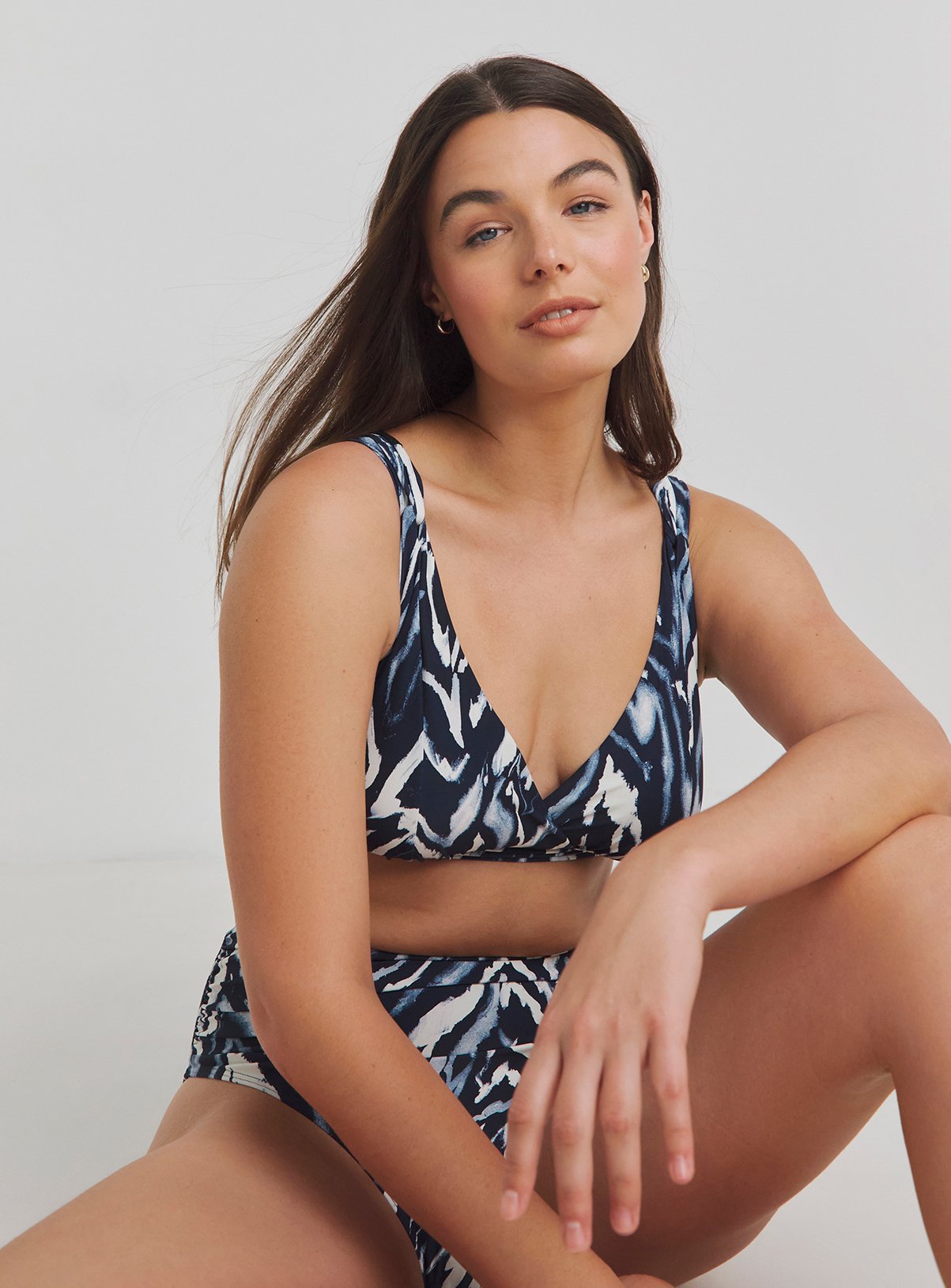 SIMPLY BE Magisculpt Lose Up To An Inch Plunge Bikini Top 26 - Image 4 thumbnail